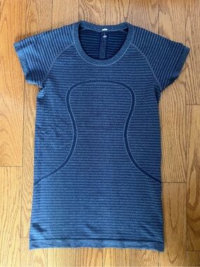 Women’s Lululemon Swiftly Tech Short Sleeve Crew Neckline Activewear Top